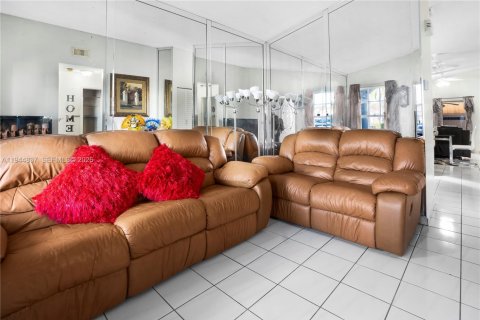 Casa en venta en Hialeah, Florida, 3 dormitorios, 109.62 m2 № 2001407 - foto 5