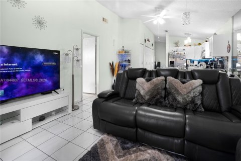 Casa en venta en Hialeah, Florida, 3 dormitorios, 109.62 m2 № 2001407 - foto 8