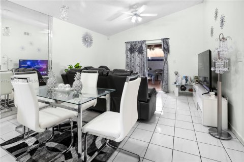 Casa en venta en Hialeah, Florida, 3 dormitorios, 109.62 m2 № 2001407 - foto 11