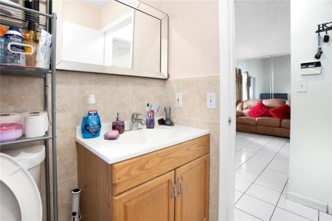 Casa en venta en Hialeah, Florida, 3 dormitorios, 109.62 m2 № 2001407 - foto 9