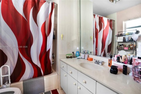 Casa en venta en Hialeah, Florida, 3 dormitorios, 109.62 m2 № 2001407 - foto 29