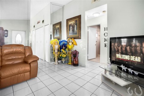 Casa en venta en Hialeah, Florida, 3 dormitorios, 109.62 m2 № 2001407 - foto 6