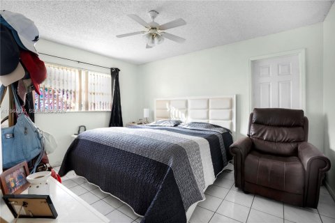 Casa en venta en Hialeah, Florida, 3 dormitorios, 109.62 m2 № 2001407 - foto 19