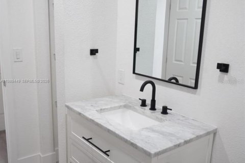 Casa en venta en Port Charlotte, Florida, 4 dormitorios, 189.33 m2 № 2221317 - foto 17