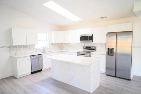 Casa en venta en Port Charlotte, Florida, 4 dormitorios, 189.33 m2 № 2221317 - foto 5