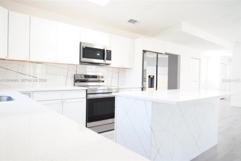 Casa en venta en Port Charlotte, Florida, 4 dormitorios, 189.33 m2 № 2221317 - foto 4
