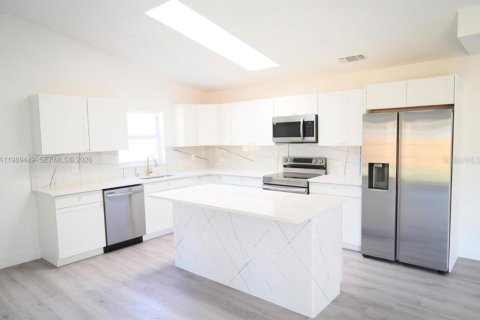 Casa en venta en Port Charlotte, Florida, 4 dormitorios, 189.33 m2 № 2221317 - foto 7