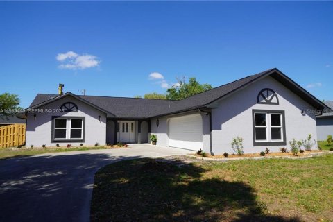 House in Port Charlotte, Florida 4 bedrooms, 189.33 sq.m. № 2221317