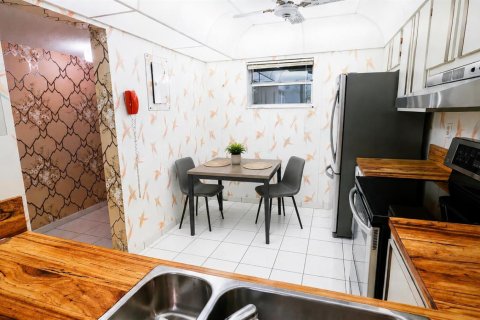 Condo in Lauderhill, Florida, 2 bedrooms  № 2178198 - photo 9