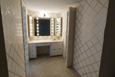 Condo in Lauderhill, Florida, 2 bedrooms  № 2178198 - photo 23