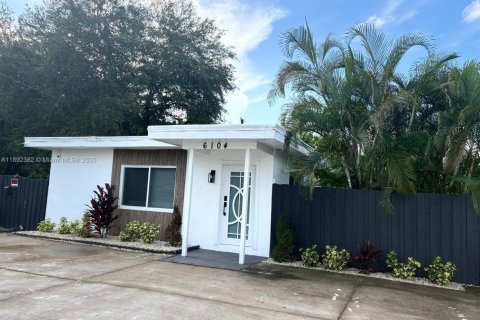 House in Miramar, Florida 3 bedrooms, 130.71 sq.m. № 1944242 - photo 25