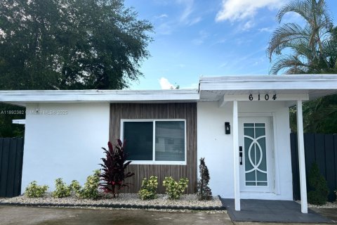 House in Miramar, Florida 3 bedrooms, 130.71 sq.m. № 1944242 - photo 1