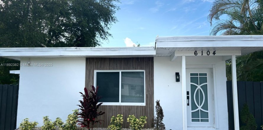 House in Miramar, Florida 3 bedrooms, 130.71 sq.m. № 1944242