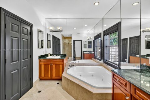 House in Fort Lauderdale, Florida 3 bedrooms, 270.07 sq.m. № 1922479 - photo 24