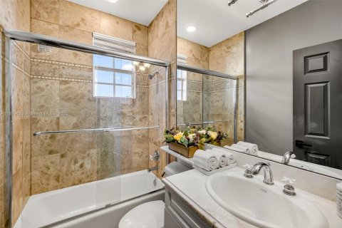 House in Fort Lauderdale, Florida 3 bedrooms, 270.07 sq.m. № 1922479 - photo 20