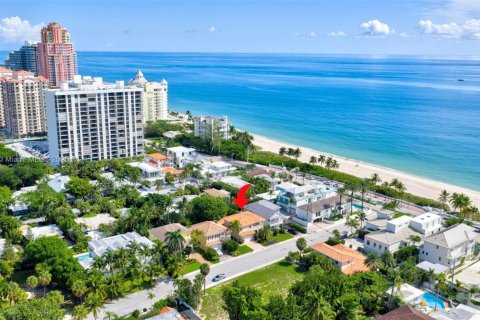 House in Fort Lauderdale, Florida 3 bedrooms, 270.07 sq.m. № 1922479 - photo 1