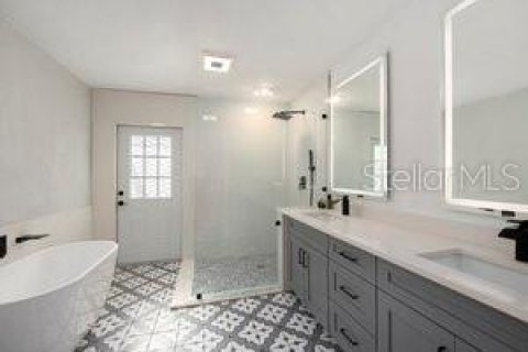 House in Tampa, Florida 4 bedrooms, 200.02 sq.m. № 1509174 - photo 12