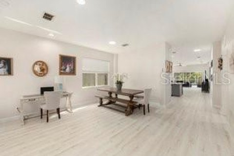 House in Tampa, Florida 4 bedrooms, 200.02 sq.m. № 1509174 - photo 4