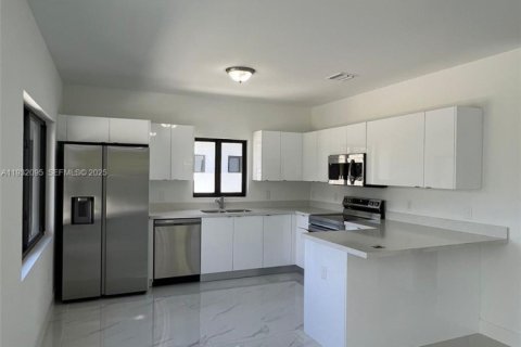 Casa en alquiler en South Miami, Florida, 3 dormitorios № 1990590 - foto 1