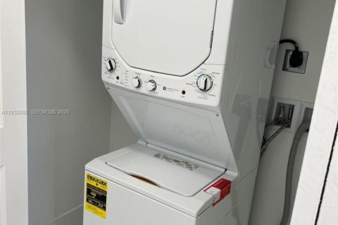 Casa en alquiler en South Miami, Florida, 3 dormitorios № 1990590 - foto 6