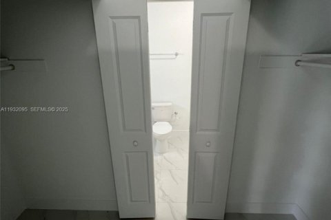 Casa en alquiler en South Miami, Florida, 3 dormitorios № 1990590 - foto 13