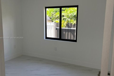 Casa en alquiler en South Miami, Florida, 3 dormitorios № 1990590 - foto 11