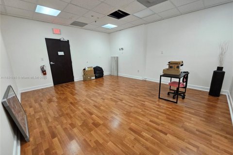 Propiedad comercial en venta en North Miami, Florida № 1809498 - foto 3