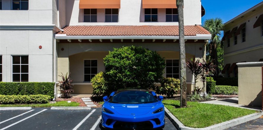 Commercial property in Coral Springs, Florida № 1103495