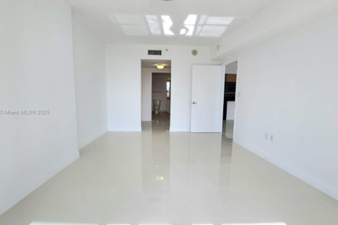 Condo in Miami, Florida, 1 bedroom  № 2017025 - photo 10