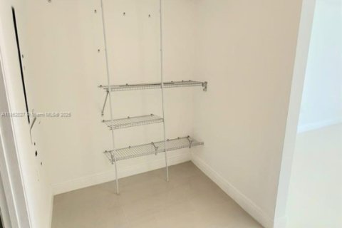 Condo in Miami, Florida, 1 bedroom  № 2017025 - photo 13