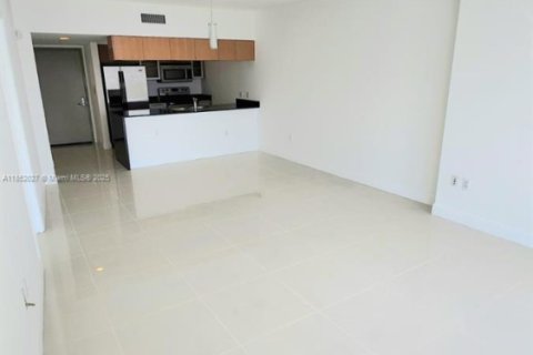 Condo in Miami, Florida, 1 bedroom  № 2017025 - photo 9