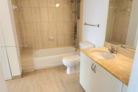 Condo in Miami, Florida, 1 bedroom  № 2017025 - photo 12