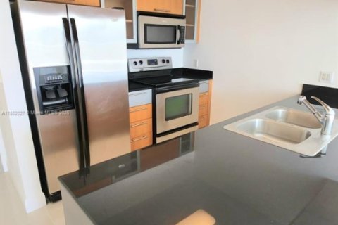 Condo in Miami, Florida, 1 bedroom  № 2017025 - photo 4