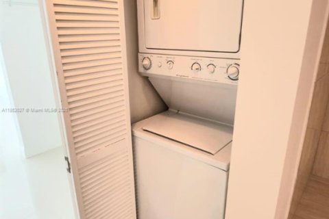 Condo in Miami, Florida, 1 bedroom  № 2017025 - photo 15