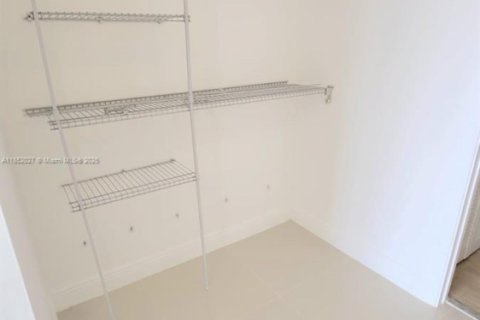 Condo in Miami, Florida, 1 bedroom  № 2017025 - photo 14