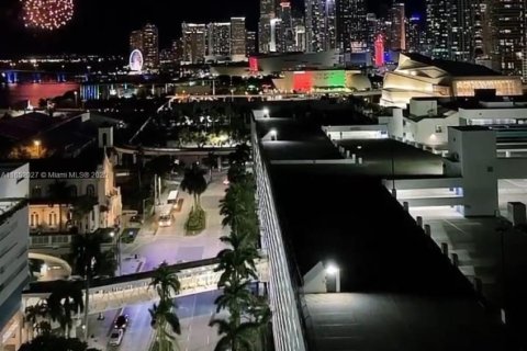 Condo in Miami, Florida, 1 bedroom  № 2017025 - photo 2