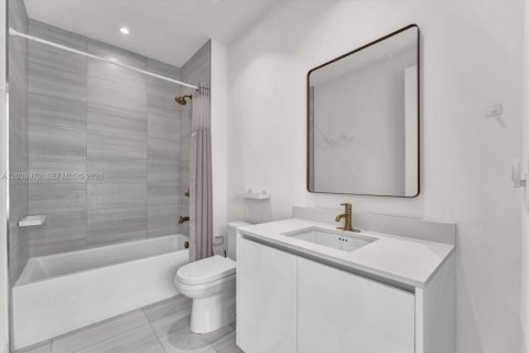 Condo in Miami, Florida, 2 bedrooms  № 2087875 - photo 16