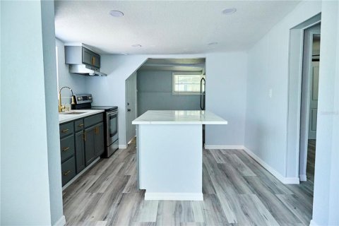 House in Tampa, Florida 3 bedrooms, 78.6 sq.m. № 2098412 - photo 2