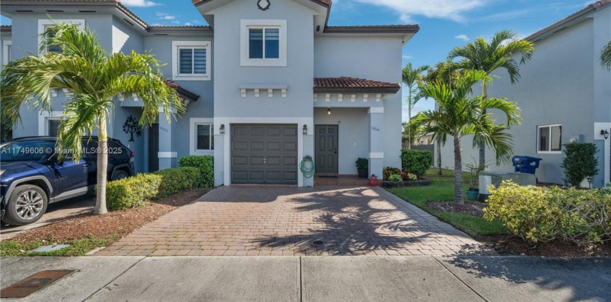 Adosado en Miami, Florida 3 dormitorios, 132.85 m2 № 1704271