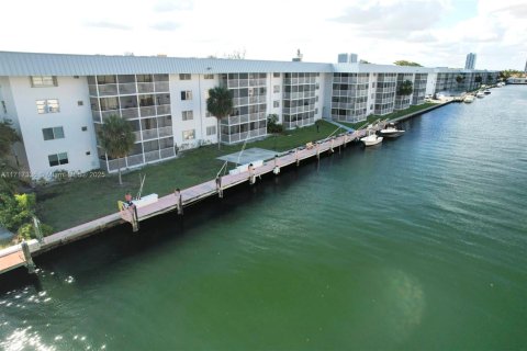 Condo in North Miami Beach, Florida, 1 bedroom  № 1814098 - photo 21