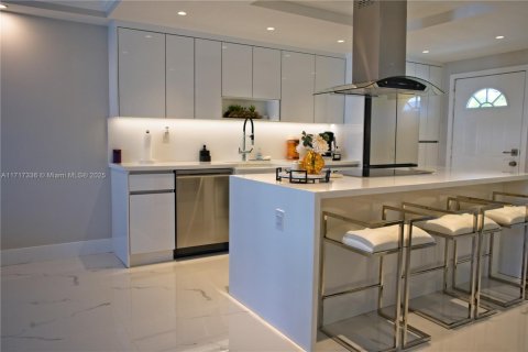 Condo in North Miami Beach, Florida, 1 bedroom  № 1814098 - photo 4