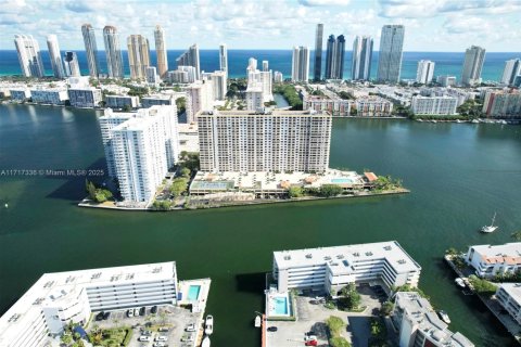 Condo in North Miami Beach, Florida, 1 bedroom  № 1814098 - photo 23