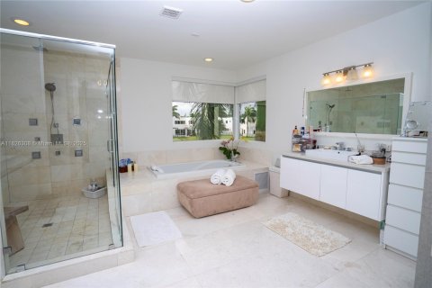 Casa en venta en Doral, Florida, 6 dormitorios, 452.81 m2 № 1938264 - foto 17