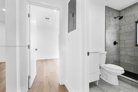 Commercial property in Miami, Florida 145.48 sq.m. № 1934393 - photo 9