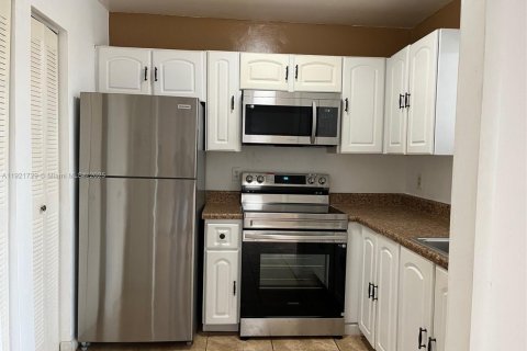 Condo in North Miami, Florida, 1 bedroom  № 2018899 - photo 2