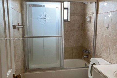 Condo in North Miami, Florida, 1 bedroom  № 2018899 - photo 7