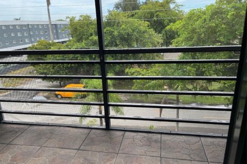 Condo in North Miami, Florida, 1 bedroom  № 2018899 - photo 11