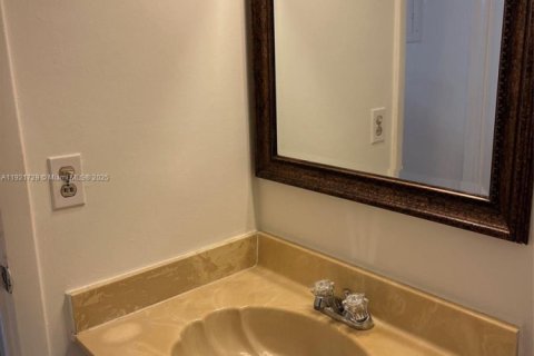Condo in North Miami, Florida, 1 bedroom  № 2018899 - photo 10