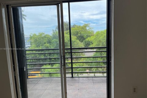 Condo in North Miami, Florida, 1 bedroom  № 2018899 - photo 5