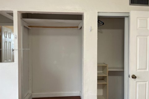 Condo in North Miami, Florida, 1 bedroom  № 2018899 - photo 4